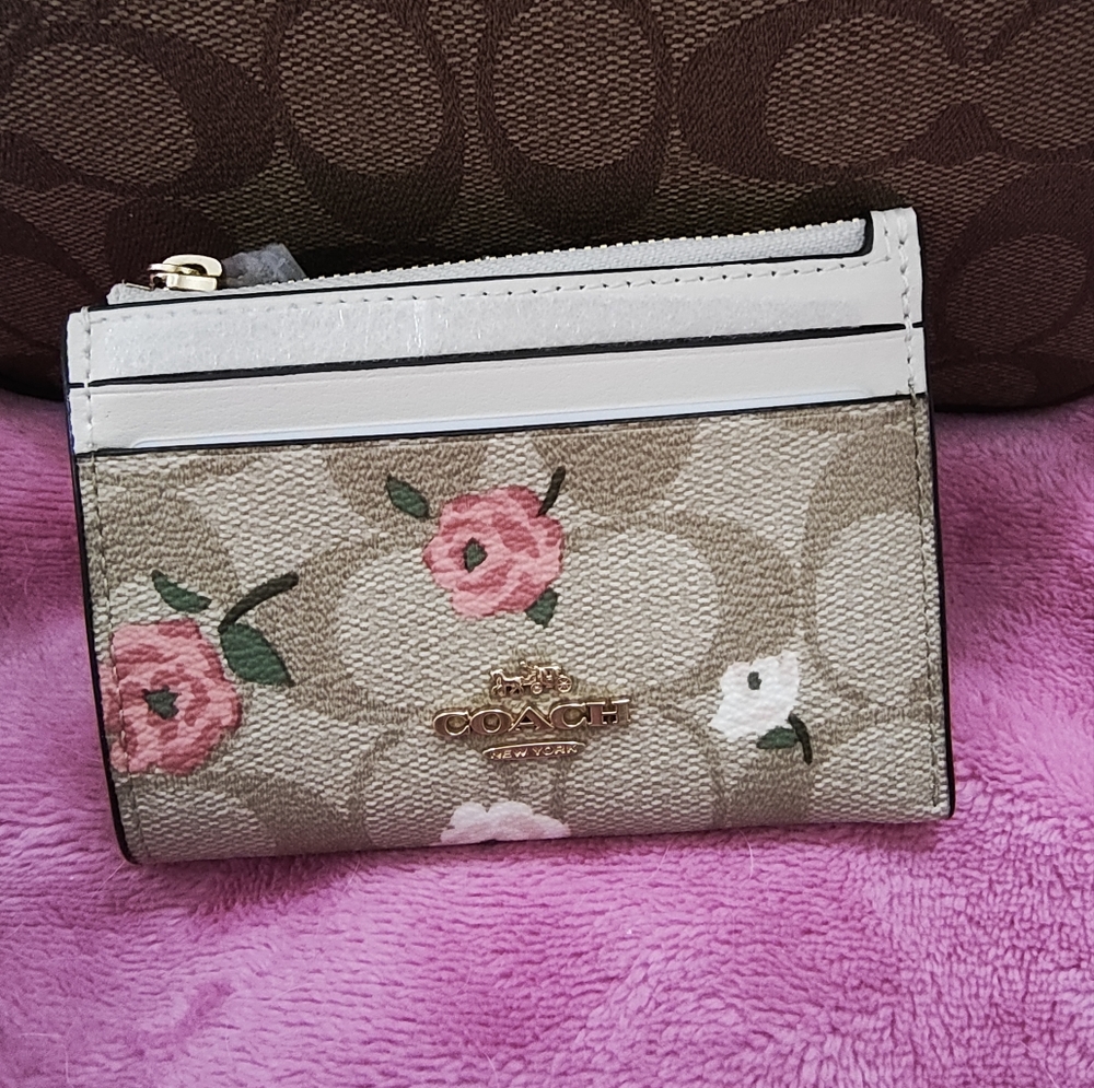 Coach Flower 🌺 keychain - Picture 2 of 7